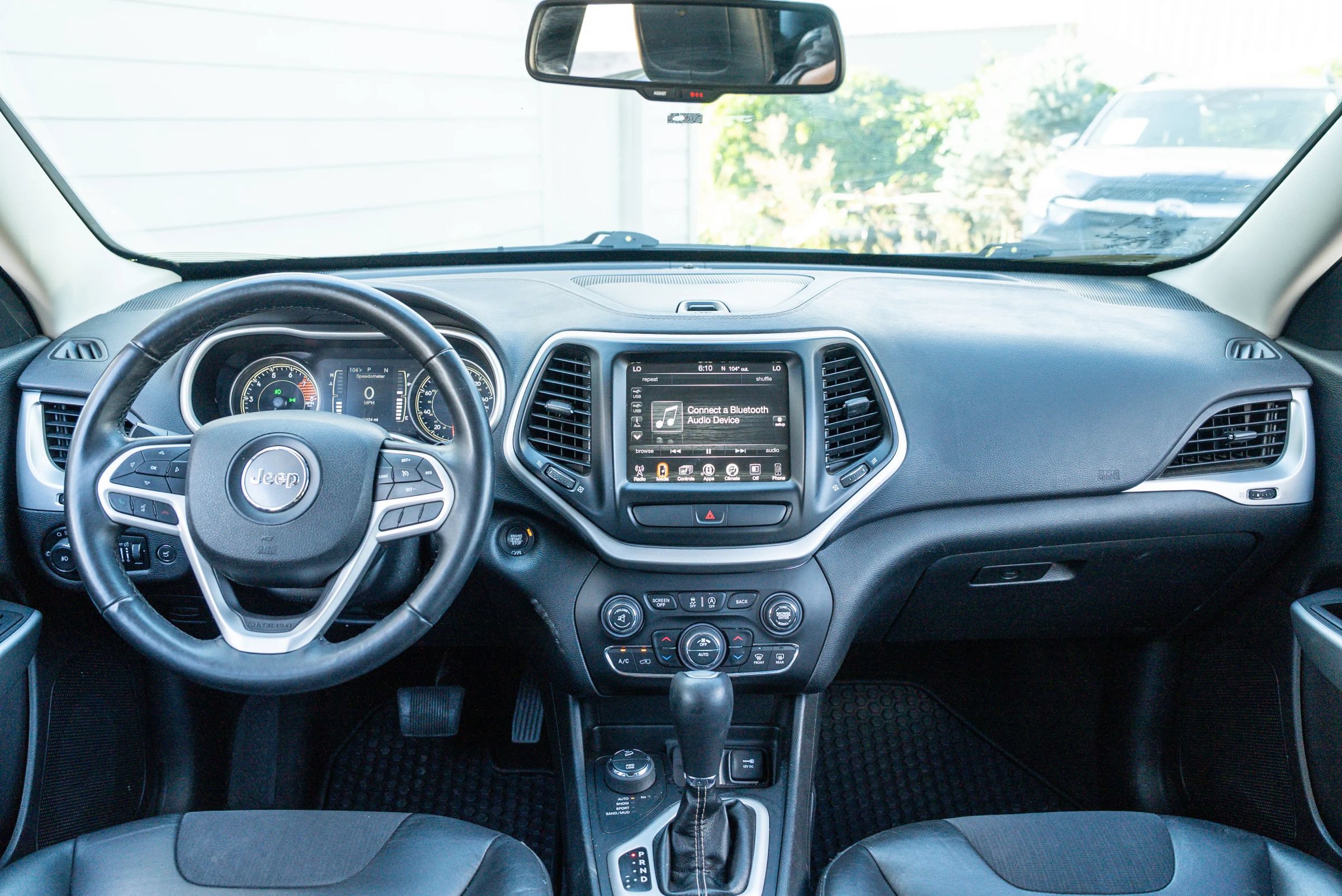 Used 2018 Jeep Cherokee Latitude Plus w/ Comfort/Convenience Group AWD/4WD image 16