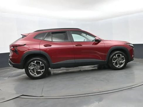 Used 2025 Chevrolet Trax LT FWD image 4