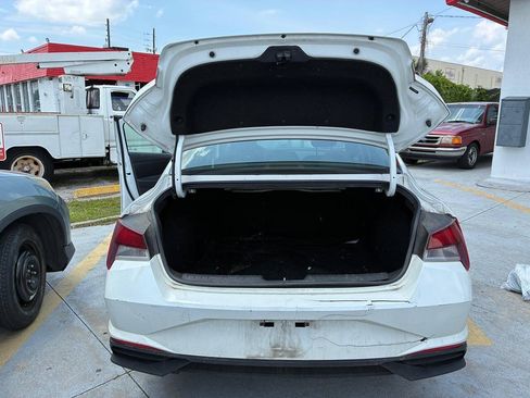 Used 2021 Hyundai Elantra SE FWD image 8