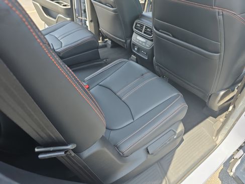 Used 2025 Honda Pilot TrailSport image 11