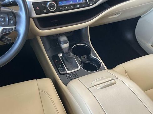 Used 2019 Toyota Highlander XLE image 14