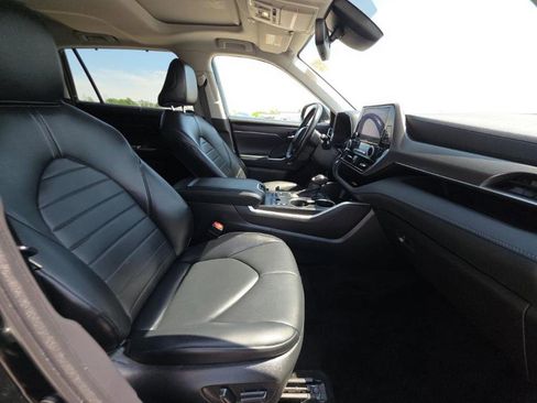Used 2023 Toyota Highlander XLE AWD/4WD image 3