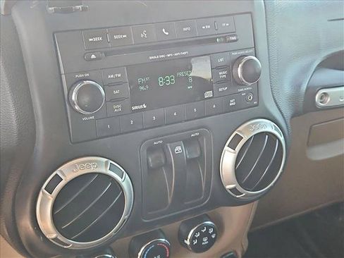 Used 2018 Jeep Wrangler Sahara w/ Connectivity Group AWD/4WD image 17