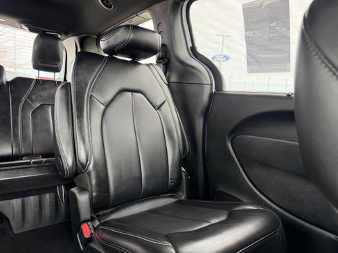 Used 2025 Chrysler Pacifica Select image 14