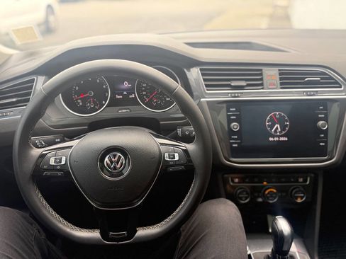 Used 2021 Volkswagen Tiguan SE w/ Panoramic Sunroof Package AWD/4WD image 9