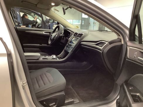 Used 2017 Ford Fusion SE w/ Fusion SE Technology Package FWD image 12
