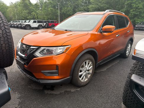 Used 2018 Nissan Rogue SV w/ Sun & Sound Touring Package FWD image 3