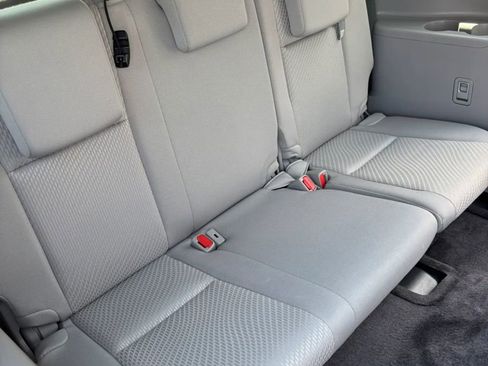 Used 2017 Toyota Highlander LE w/ Carpet Mat Package FWD image 16