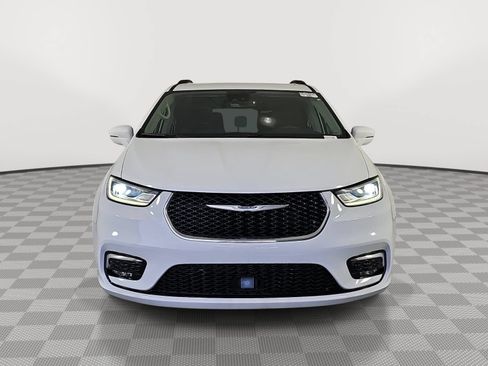 Used 2022 Chrysler Pacifica Touring-L FWD image 3