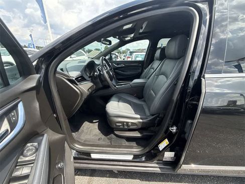 Used 2023 Buick Enclave Essence image 2