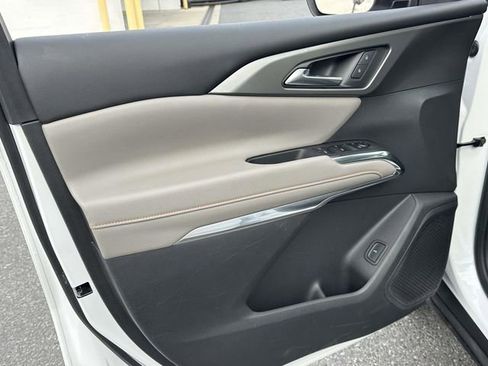 Used 2025 Chevrolet Traverse LT image 13