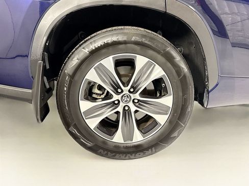 Used 2023 Toyota Highlander XLE AWD/4WD image 34