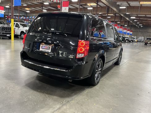 Used 2017 Dodge Grand Caravan SXT FWD image 5