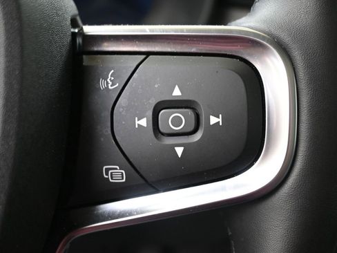 Certified 2025 Volvo XC40 B5 Core image 25