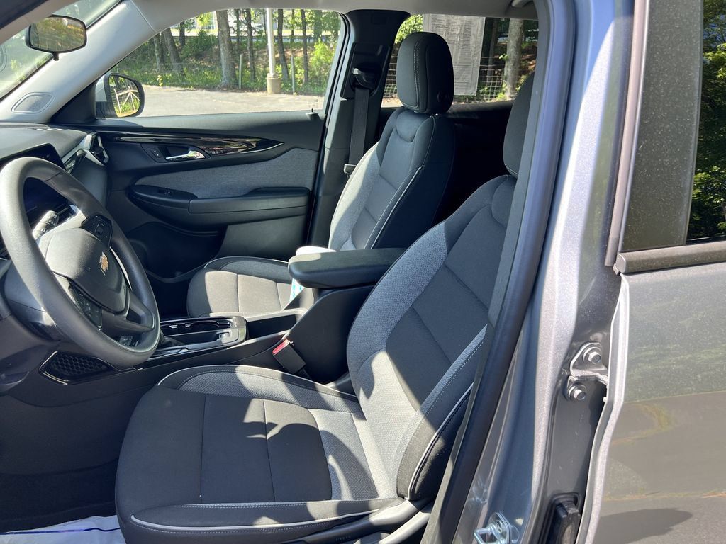 Used 2025 Chevrolet TrailBlazer LT AWD/4WD image 14