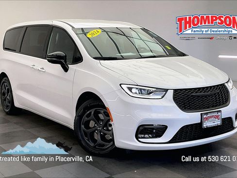 Used 2024 Chrysler Pacifica Limited FWD image 1