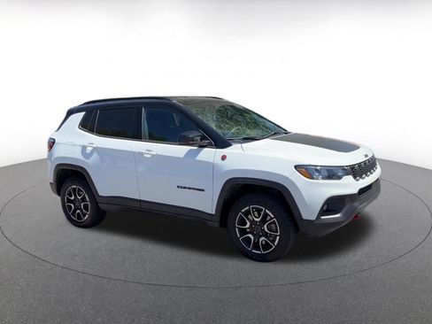 Used 2025 Jeep Compass Trailhawk AWD/4WD image 2