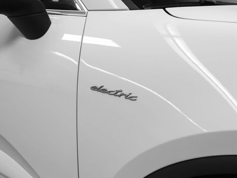 Certified 2025 Porsche Macan 4 Electric AWD/4WD image 17
