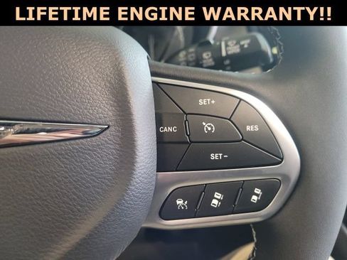 Used 2025 Chrysler Pacifica Select w/ Fav Edition Package FWD image 22