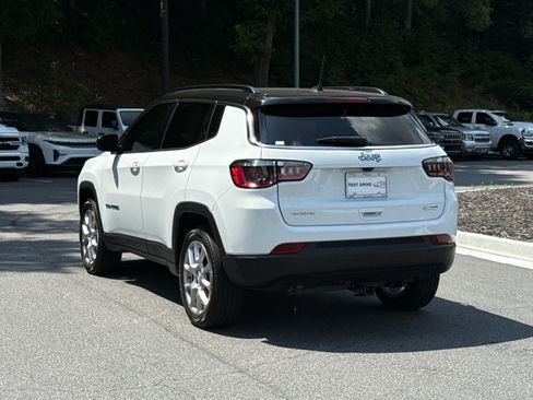 Used 2024 Jeep Compass Latitude w/ Sun and Sound Group AWD/4WD image 3