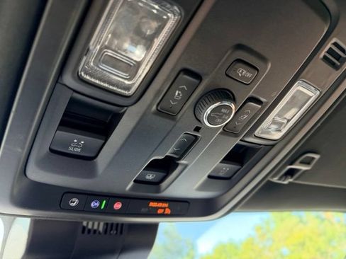 Used 2025 GMC Yukon Denali w/ Sun & Power Step Package AWD/4WD image 19