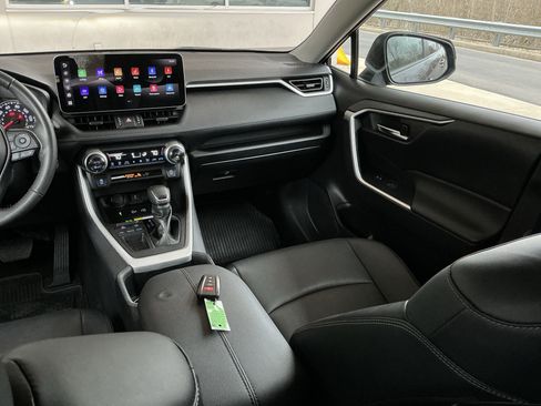 Used 2022 Toyota RAV4 XLE Premium image 16