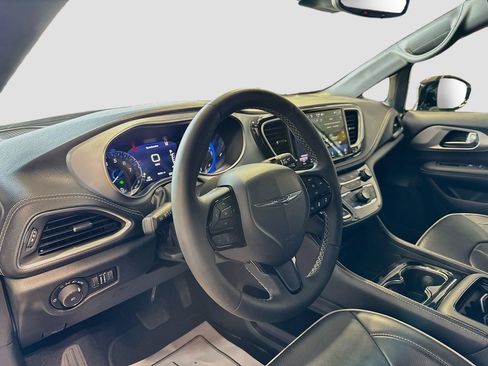 Used 2025 Chrysler Pacifica Limited FWD image 9