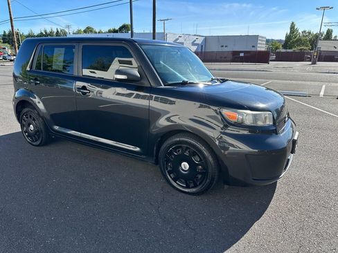 Used 2010 Scion xB FWD image 9