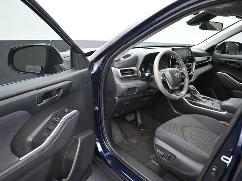 Used 2022 Toyota Highlander L image 10