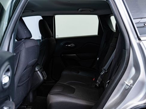 Used 2019 Jeep Cherokee Latitude w/ Popular Appearance Group FWD image 39