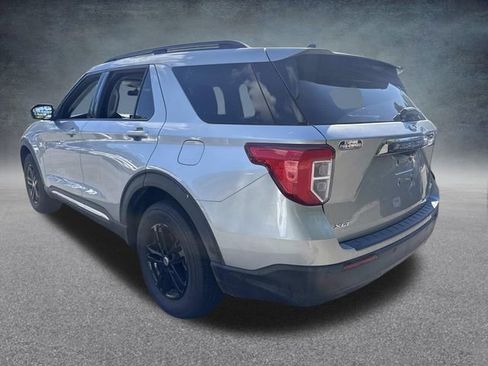 Used 2021 Ford Explorer XLT image 32