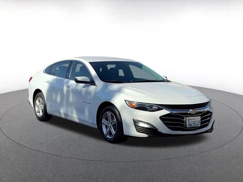 Used 2024 Chevrolet Malibu LT image 3