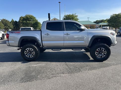 Used 2016 Toyota Tacoma TRD Off-Road w/ Premium & Technology Package AWD/4WD image 8