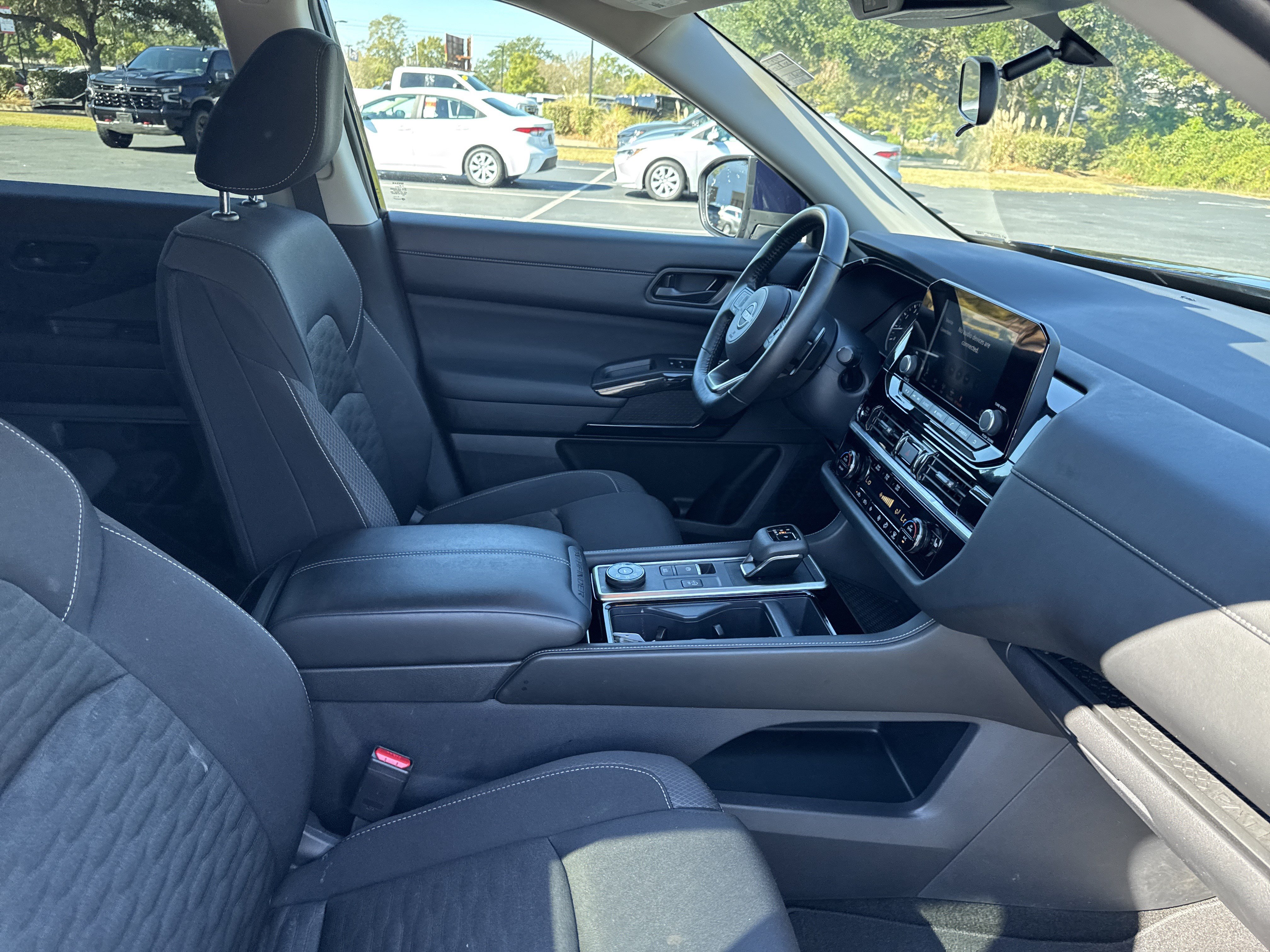 Used 2025 Nissan Pathfinder SV AWD/4WD image 35