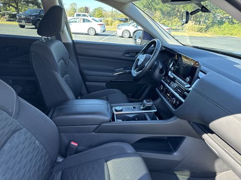 Used 2025 Nissan Pathfinder SV image 35
