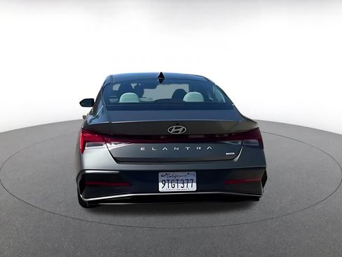 Used 2025 Hyundai Elantra Limited FWD image 12