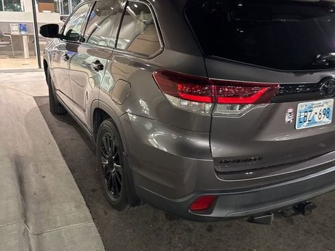 Used 2019 Toyota Highlander SE w/ Nightshade Edition image 6