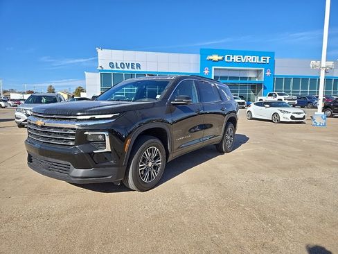 Used 2024 Chevrolet Traverse LT image 2