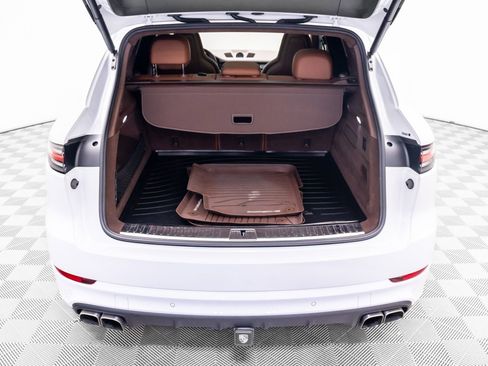 Certified 2023 Porsche Cayenne Turbo AWD/4WD image 31