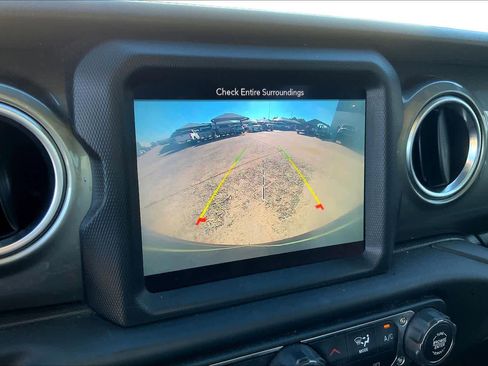 Used 2019 Jeep Wrangler Unlimited Sahara image 25