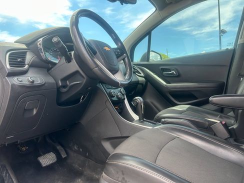 Used 2020 Chevrolet Trax LT w/ LT Convenience Package AWD/4WD image 25