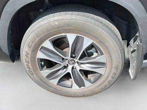 Used 2023 Toyota Highlander XLE AWD/4WD image 29