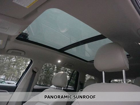 Used 2021 Volkswagen Atlas SE w/ Panoramic Sunroof Package image 3