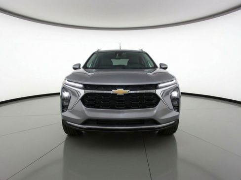 Used 2025 Chevrolet Trax LT image 2
