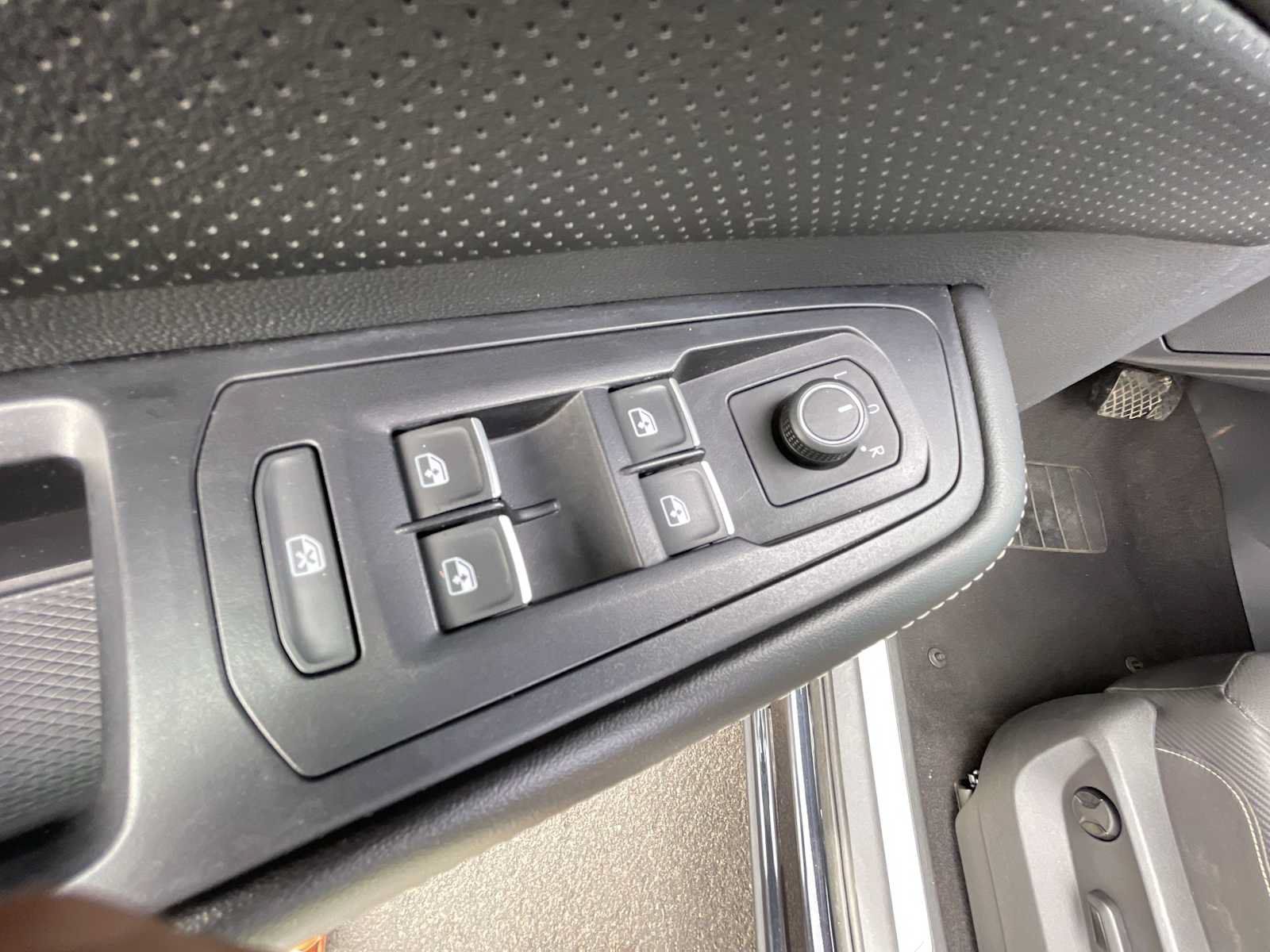 Used 2024 Volkswagen Atlas Cross Sport SE FWD image 15
