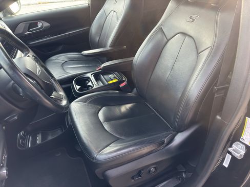 Used 2018 Chrysler Pacifica Touring-L w/ Premium Audio Group image 9