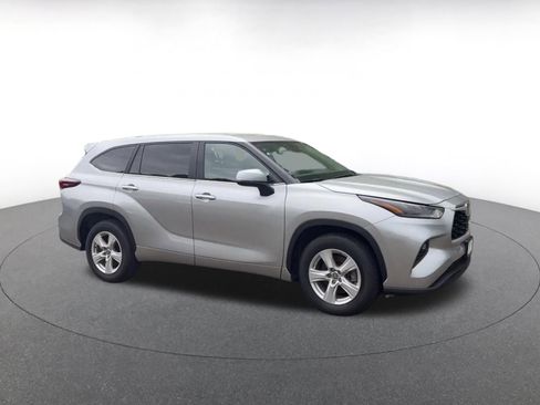 Used 2025 Toyota Highlander LE FWD image 2