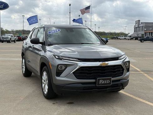 Used 2024 Chevrolet TrailBlazer LS w/ LS Convenience Package FWD image 2
