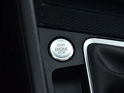 Certified 2025 Volkswagen Jetta SE w/ Sunroof Package FWD image 17