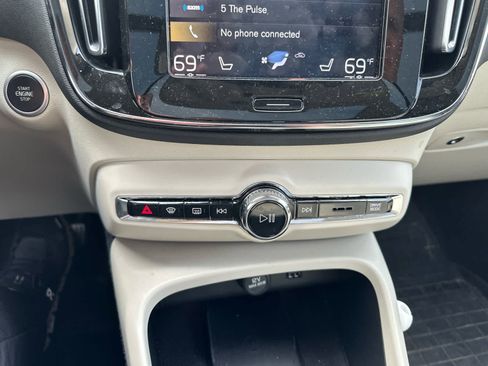 Used 2020 Volvo XC40 T5 Momentum w/ Protection Package Premier image 32